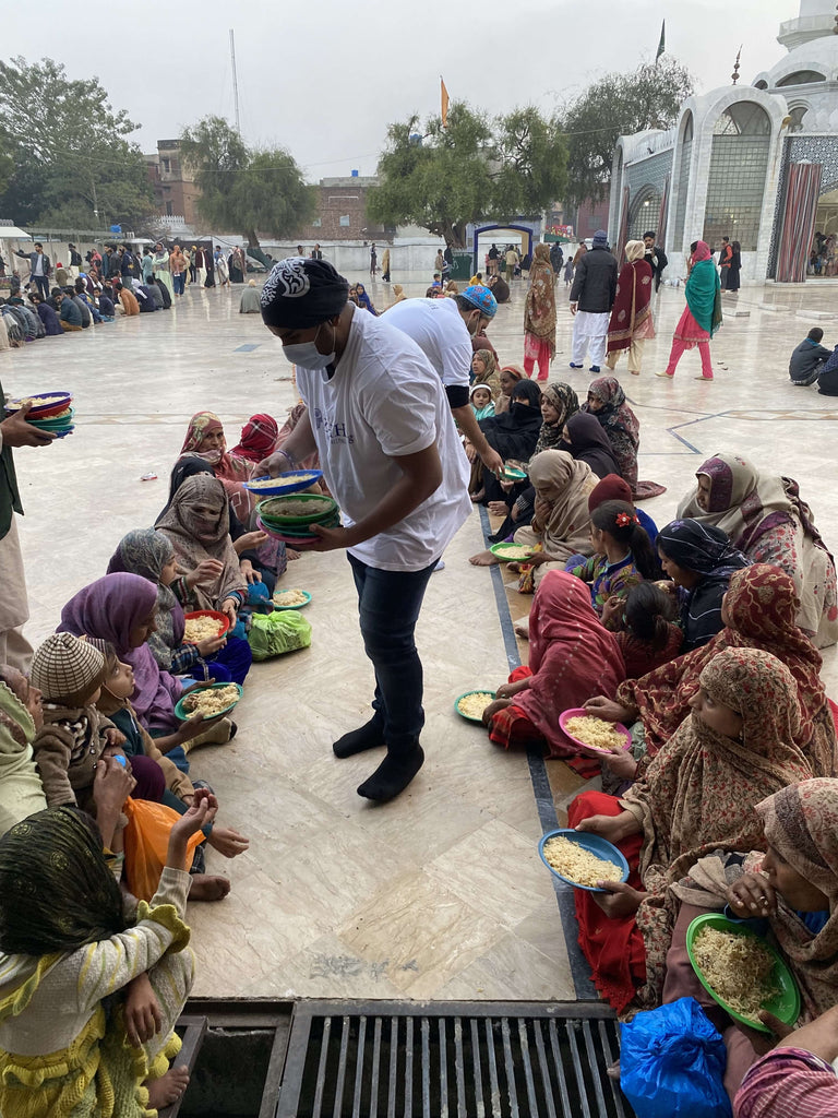 Honoring URS of Shaykh Baba Samasi (Q) by Distributing Fruit Bags & Serving Hot Meals to the Poor & Needy – PK