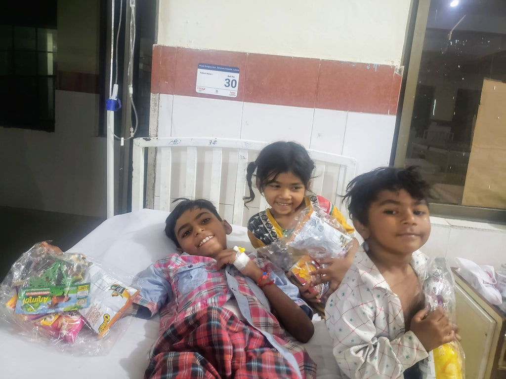 Honoring Eidul Fitr by Distributing Goodie Bags to Kids in Government Hospital - PK