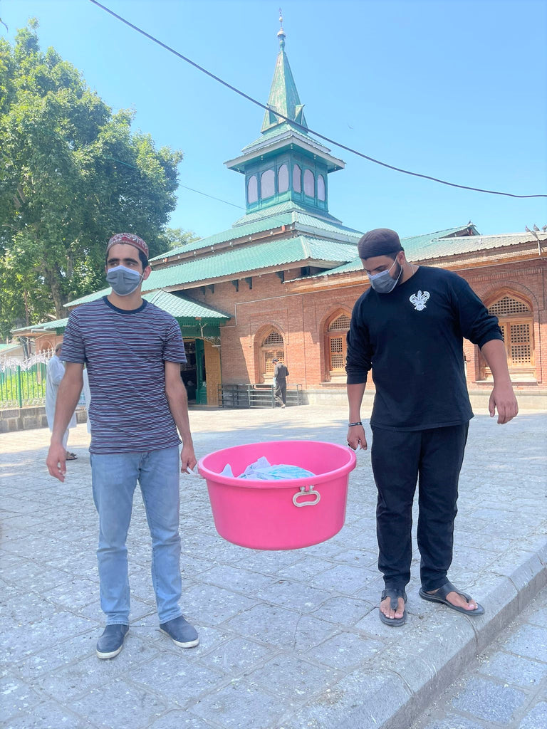 Distributing Holy Qurban to Honor Wiladat of Mawlana Shah Naqshband (Q) – Kashmir