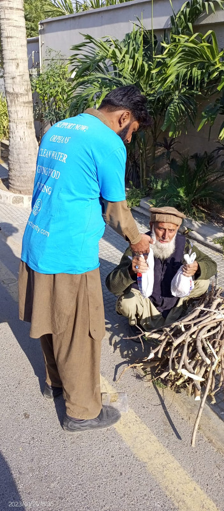 Karachi, Pakistan - Participating in Mobile Food Rescue Program by Distributing Hot Meals (Haleem) & Water Bottles to Local Community's Homeless & Less Privileged People