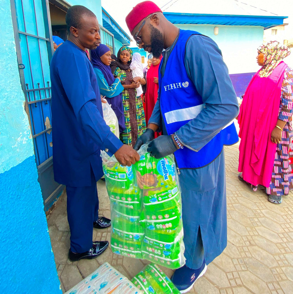 Abuja, Nigeria - Participating in Pediatric Medical Outreach Program & Mobile Food Rescue Program by Distributing Diapers to 40+ Babies & Nursing Mothers at Local Health Center