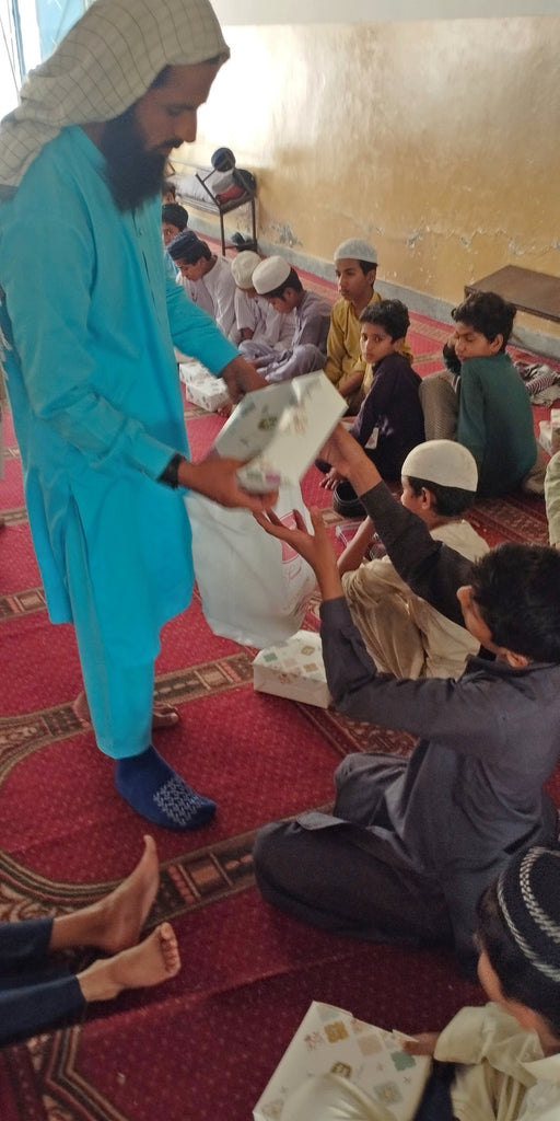 Lahore, Pakistan - Participating in Our Mobile Food Rescue Program by Distributing 40+ Hot Lunch Boxes with Chips, Juices & Chocolates to Less Privileged Hafiz-e-Quran Students & Homeless Children