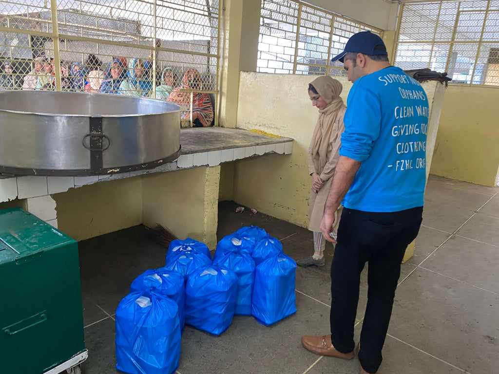 Lahore, Pakistan - Participating in Mobile Food Rescue Program by Distributing 100+ Hot Meals to People in Need at Community's Holy Shrine of Hazrat Data Ganj Bakhsh Hajveri (RA)